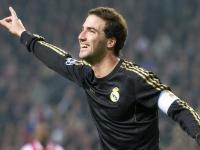 FB体育下载-绿茵场上的炮火与呐喊，当英超争冠战与乌克兰的足球远征同频共振