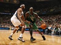 FB体育官网-跨越大陆的足球叙事，厄瓜多尔鏖战南非，萨卡在意甲焦点战接管比赛