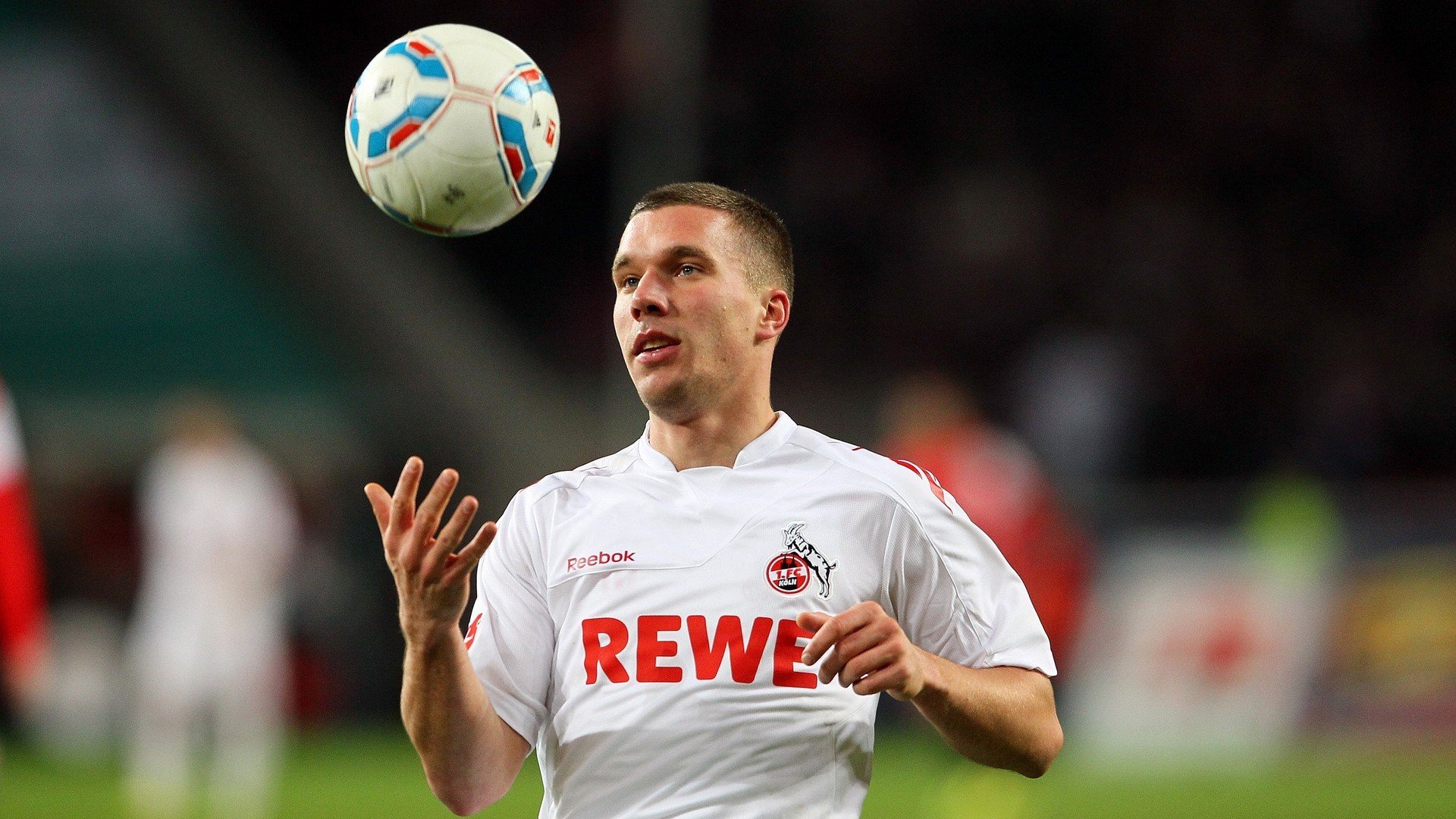 北欧风暴与钢铁意志，布雷默的德甲加冕夜与挪威粉碎希腊的足球哲学启示