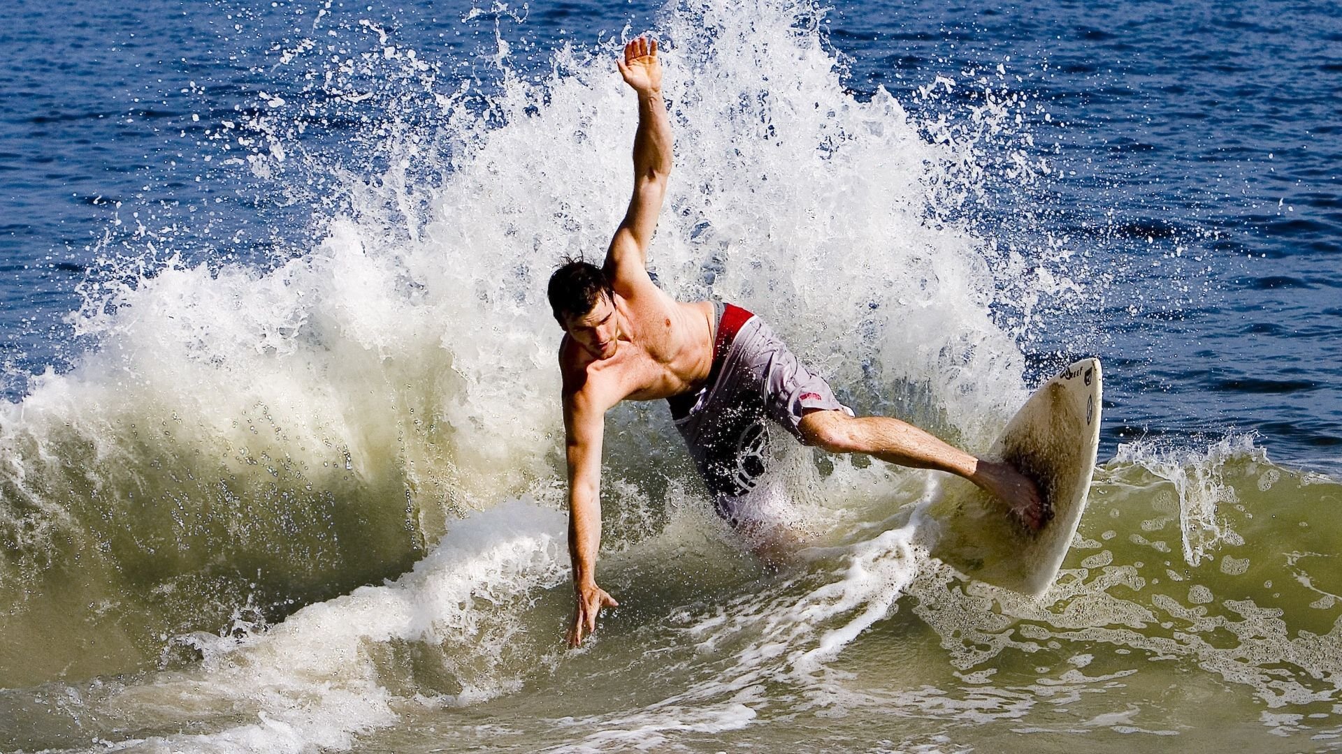 波斯铁骑的战术交响，巴斯托尼高能输出，伊朗稳稳拿下哥伦比亚